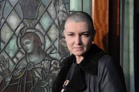 Foto colorida de Sinead O'Connor - Metrópoles