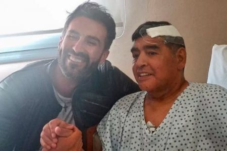 Maradona com curativo na cabeça