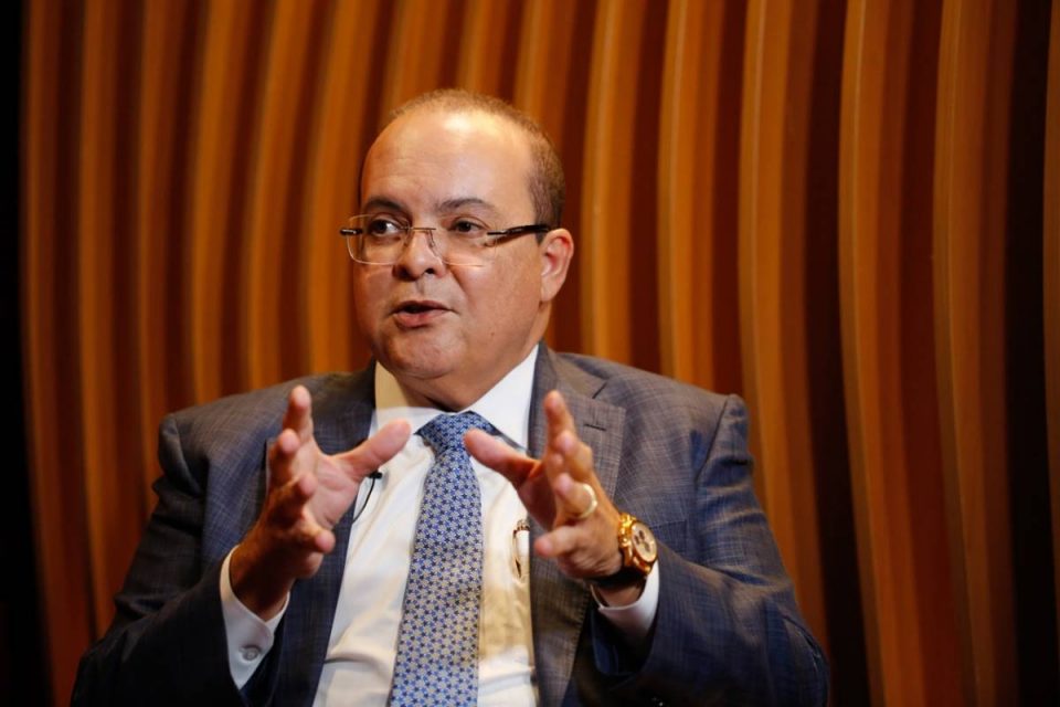 Entrevista Ibaneis Rocha no estúdio do Metrópoles