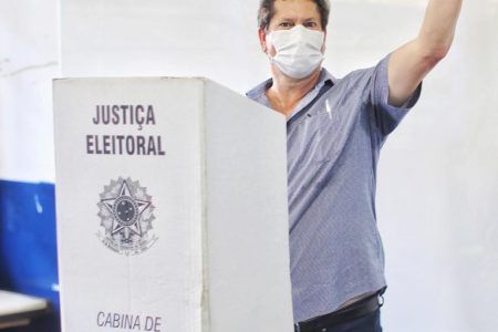 Jilmar Tatto (PT) vota na zona sul de São Paulo nas eleições de 2020
