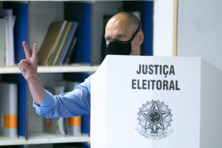 O candidato à reeleição da prefeitura de SP, Bruno Covas, vota em Vila Ida