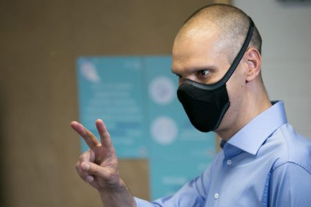 O candidato à reeleição da prefeitura de SP, Bruno Covas, vota em Vila Ida