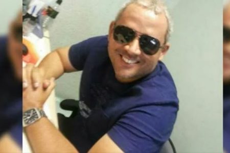homem de óculos escuros