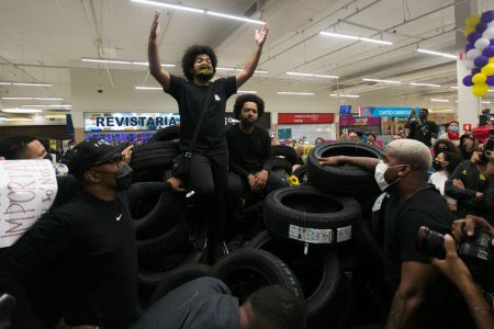 Manifestação no Carrefour da Barra da Tijuca Rio de Janeiro pela morte de João Alberto 9