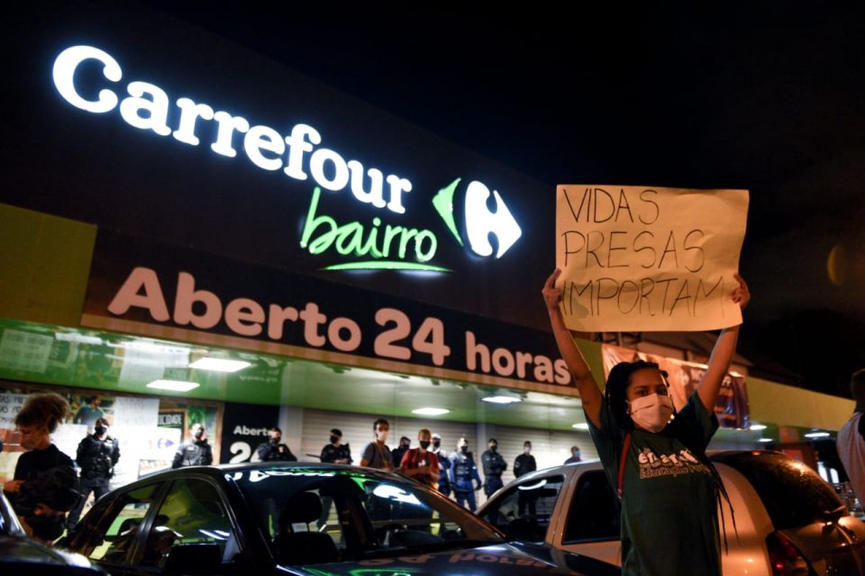 Manifestação pela morte de João Alberto Freitas, um homem negro, em Carrefour de brasília 13