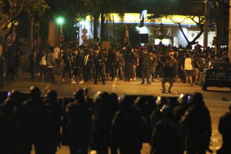 Polícia x manifestantes no Carrefour POA