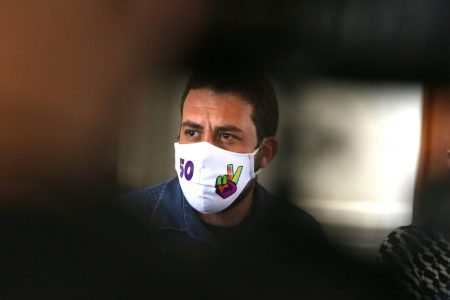 Guilherme Boulos (PSOL), candidato à prefeitura de São Paulo, participa de reunião com servidores públicos