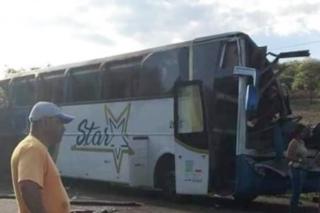 acidente entre ônibus e caminhão em SP 1