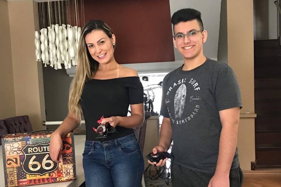 Foto colorida de Andressa Urach com o filho, Arthur - Metrópoles