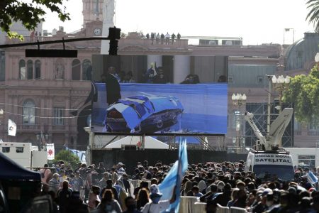 Fãs do ex-jogador Diego Armando Maradona se concentram em frente aos portões da Casa Rosada, sede do governo argentino, na capital Buenos Aires