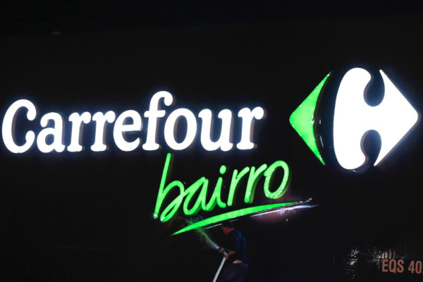 Fachada do Carrefour iluminada em néon -- Metrópoles