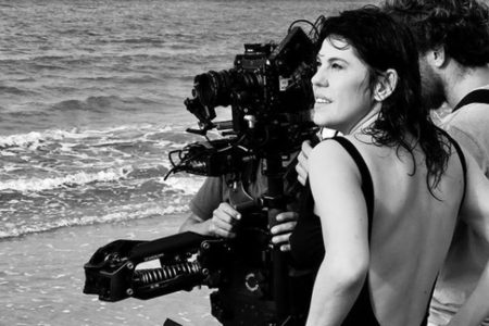 Barbara Paz em foto preto e branco com uma câmera - Metrópoles