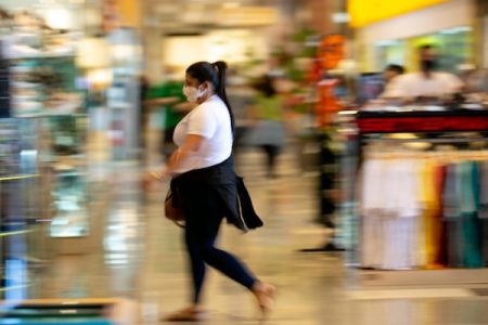 Mulher de camisa branca passei em shopping