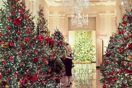 corredor com decoração de natal