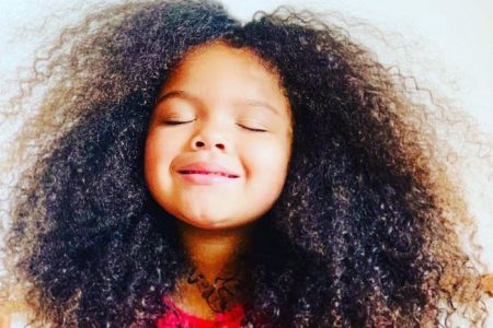 menina com cabelo crespo