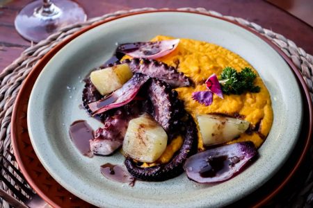 Polvo na parrilla com redução de seu próprio caldo, acompanhado de purê de buriti, batatas e legumes assados na brasa_1