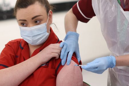 Reino Unido inicia vacinação em massa contra o coronavírus