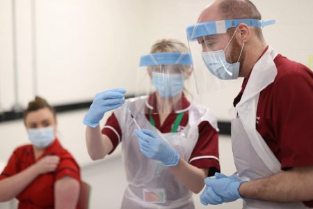 Reino Unido inicia vacinação em massa contra o coronavírus