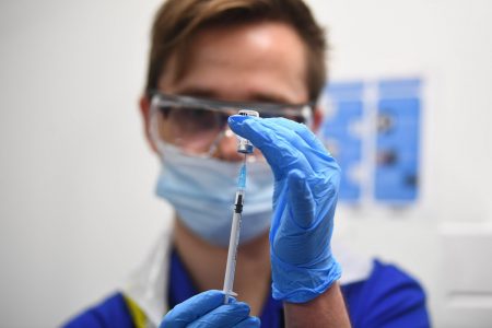 Reino Unido inicia vacinação em massa contra o coronavírus
