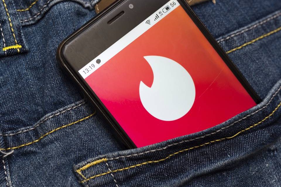 Foto colorida de celular com app de namoro empresário - Metrópoles
