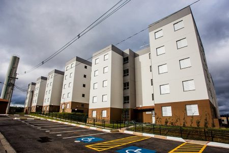 Foto colorida mostra unidades habitacionais do programa Minha Casa, Minha Vida Lula - Metrópoles