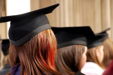 Chapéu de formatura em mulher