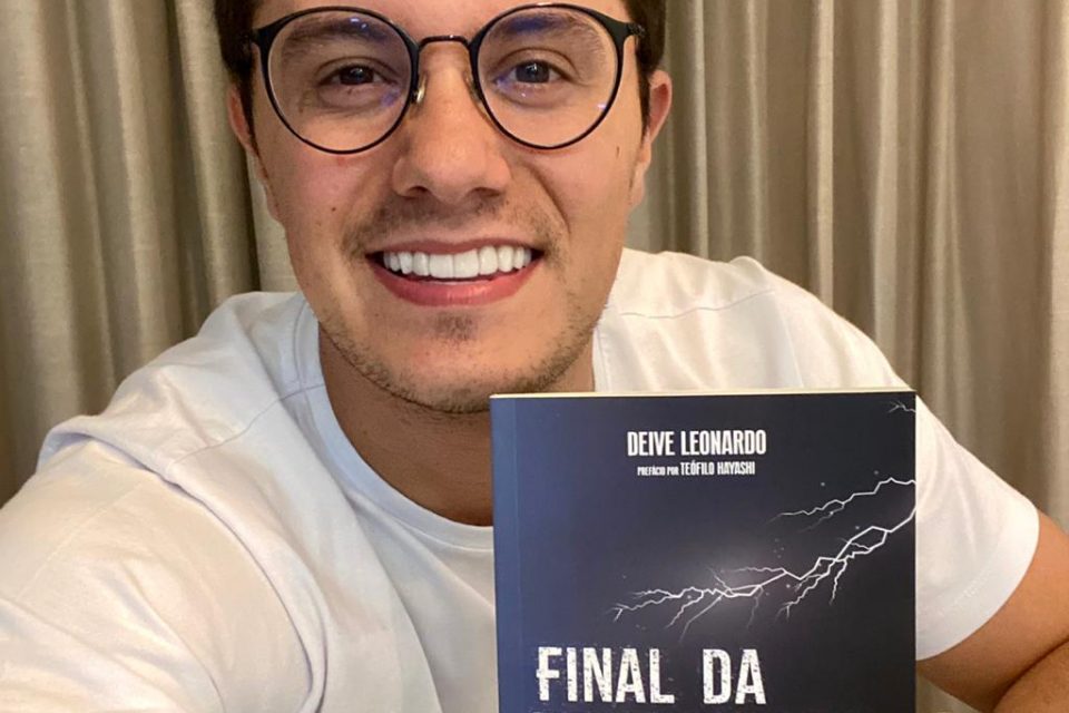homem segurando livro