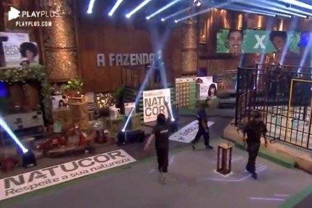 Cartolouco arremesa bastão em Mion