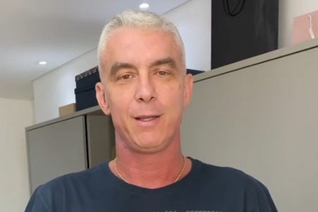 Foto de um homem branco, de cabelo grisalho, com camisa azul escura - Metrópoles