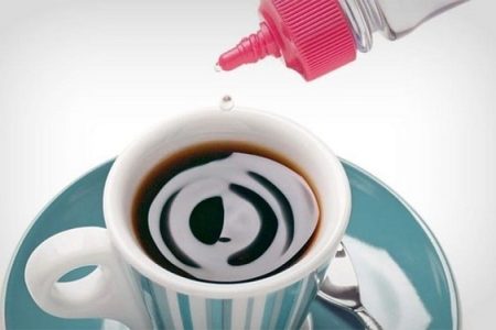 Imagem mostra embalagem de adoçante e xícara de café - Metrópoles