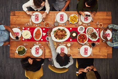 Imagem colorida de pessoas em celebração natalina - Metrópoles