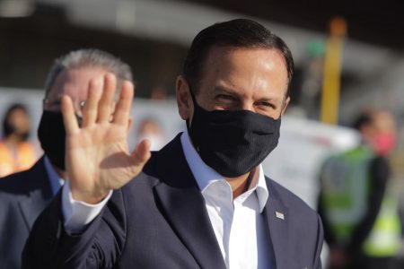 O Governador João Doria acompanha nesta sexta-feira (18) a chegada em São Paulo no aeroporto de Guarulhos, da terceira remessa da vacina Coronavac, desta vez num lote de 2 milhões de doses, enviados pela farmacêutica chinesa Sinovac Life Science