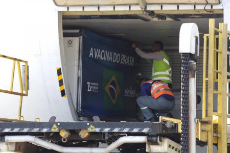 O Governador João Doria acompanha nesta sexta-feira (18) a chegada em São Paulo no aeroporto de Guarulhos, da terceira remessa da vacina Coronavac, desta vez num lote de 2 milhões de doses, enviados pela farmacêutica chinesa Sinovac Life Science