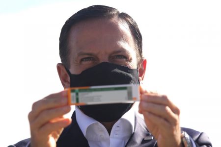 O Governador João Doria acompanha nesta sexta-feira (18) a chegada em São Paulo no aeroporto de Guarulhos, da terceira remessa da vacina Coronavac, desta vez num lote de 2 milhões de doses, enviados pela farmacêutica chinesa Sinovac Life Science