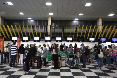 imagem colorida balcão em aeroporto