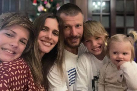 Fernanda Lima e Rodrigo Hilbert posam com os filhos - Metrópoles