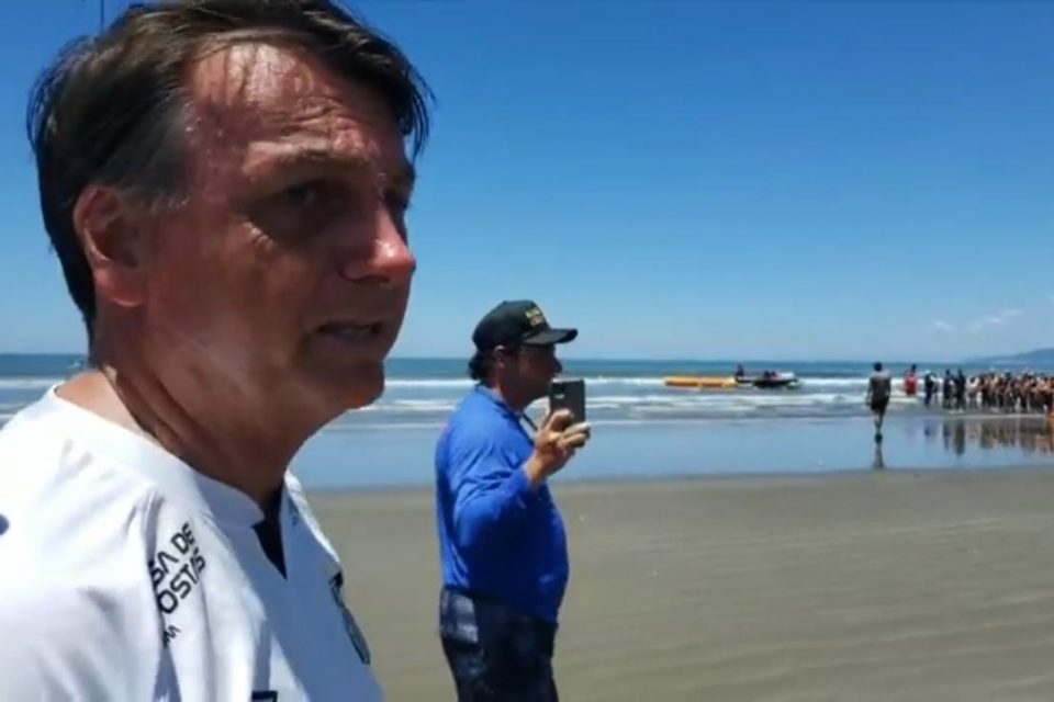 Imagem colorida do ex-presidente Jair Bolsonaro na praia - Metropoles