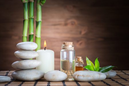 bambu, pedras brancas, velas e essências boas energias