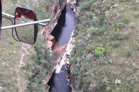 Bombeiros buscam por duas pessoas arrastadas por cabeça d’água em Minas