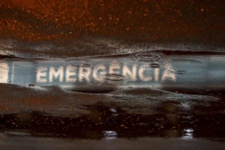 Chão com poça d'água reflete imagem