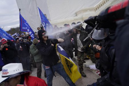 confronto policia e maifestantes durante invasao congresso eleicoes eua trump biden