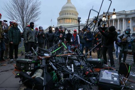 manifestantes destroem equipamentos da imprensa durante a cobertura invasao congresso eleicoes eua trump biden