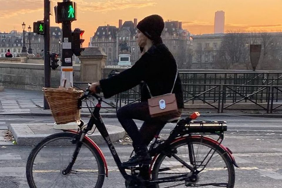 Mulher andando de bicicleta