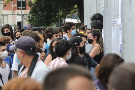 Estudantes de aglomeram na porta da universidade