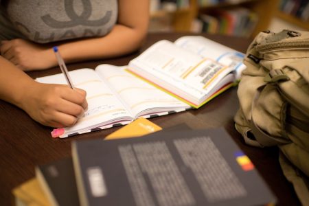 Imagem colorida de pessoa estudando - Metrópoles