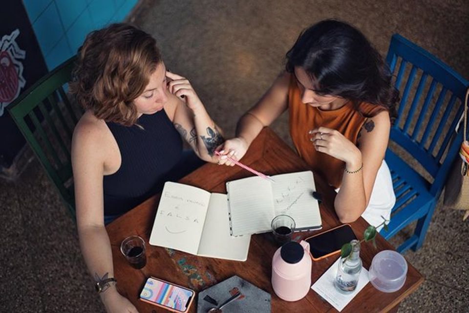 Carol Rosignoli e Thais Tibery, do Desapeguei Bonito, trabalhando em uma mesa