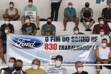 Assembleia de trabalhadores da Ford, organizada pelo Sindicato dos Metalúrgicos de Taubaté e Região, que acontece na câmara Municipal da cidade, nesta quarta-feira (13). Após anos de perdas, agravadas pelo cenário de pandemia, a Ford anunciou na última segunda-feira (11) o fechamento de suas fábricas no Brasil, mais precisamente as operações nas plantas de Camaçari (BA), Taubaté (SP) e da Troller (em Horizonte, CE) ainda em 2021.