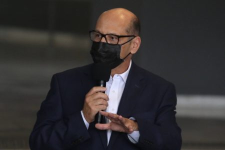 O diretor do Instituto Butantan Dimas Covas, em coletiva de imprensa no palácio dos Bandeirantes