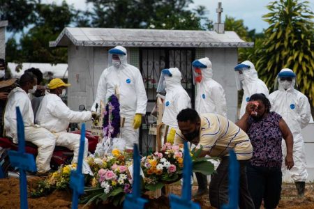 Cemitério Nossa Senhora Aparecida, em Manaus (AM). Capital registra recorde atrás de recorde em número de sepultamentos