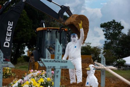Cemitério Nossa Senhora Aparecida, em Manaus (AM). Capital registra recorde atrás de recorde em número de sepultamentos